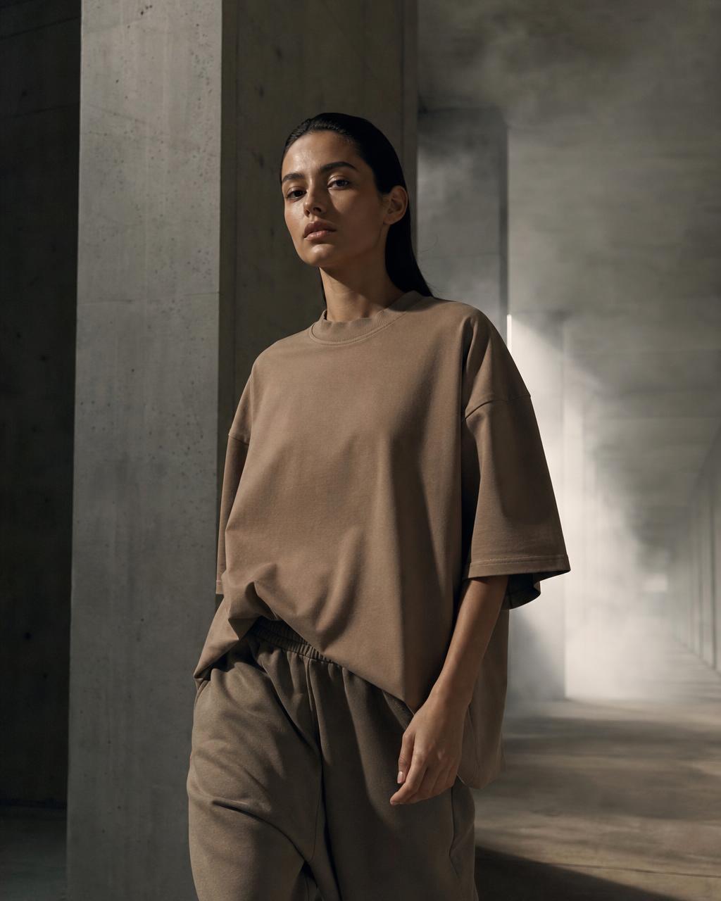 Heavyweight cotton t-shirt in dust color under raw side light